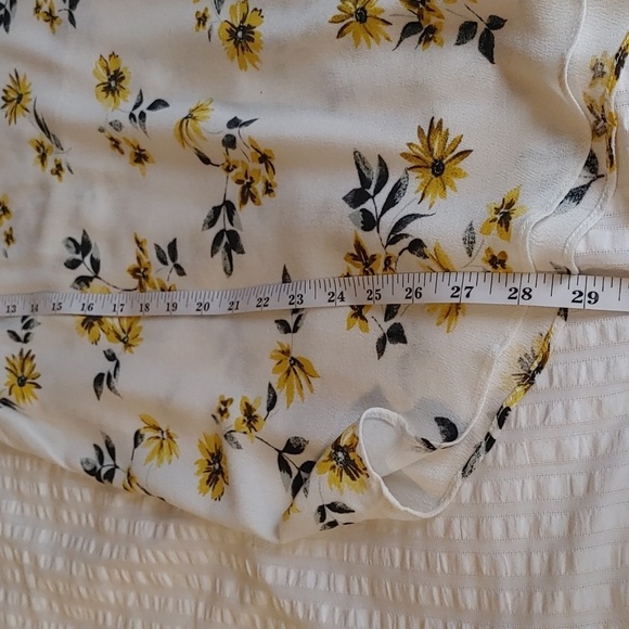 Women's Torrid Ivory Floral Short Sleeve Top Size 0 (12) - Picture 8 of 11